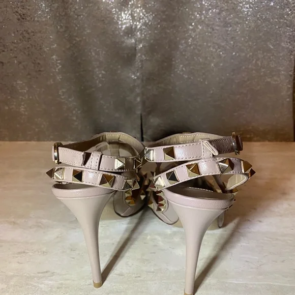 Blush Valentino Rockstud Patent Leather Heels - Picture 5 of 10